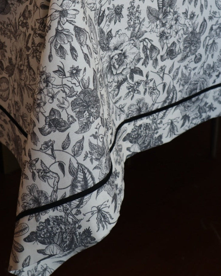 Black Garden Masa Örtüsü